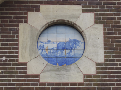 902880 Afbeelding van een rond Delfts blauw tegelplateau met een afbeelding van trekpaard bij het ploegen, in een ...